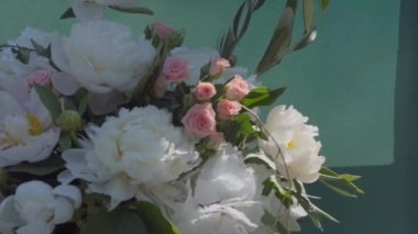 Beyaz peonies ve bir güneşli yaz gününde pembe gül buketi yakın çekim