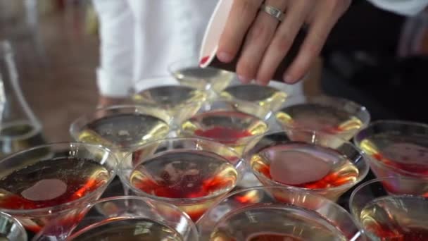 Svart Bord Glas Cocktails Häller Bartender Ett Glas Grenadin Sirap — Stockvideo