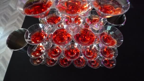 Schuif Glazen Cocktails Met Rode Inhoud Binnen Schot Van Piramide — Stockvideo