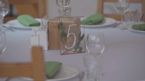 Una Mesa Festiva Con Mantel Blanco Una Placa Vidrio Con — Vídeo de stock