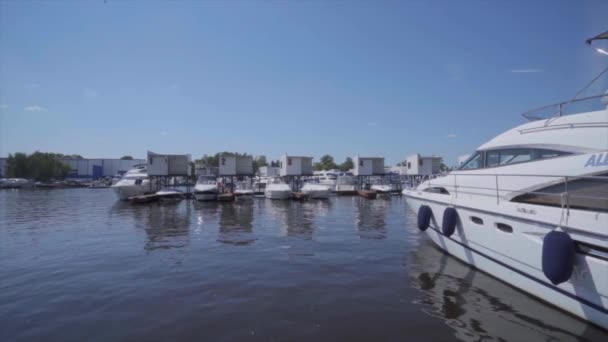 在阳光明媚的夏日停泊船只 慢动作 — 图库视频影像