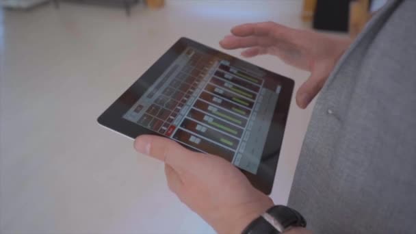 Ses Mühendisi Tablet Özel Bir Uygulama Aracılığıyla Müzik Aletleri Güç — Stok video