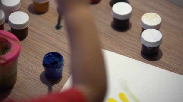 Garçon Petit Enfant Dessine Trempe Pinceau Dans Peinture Bleue Gouache — Video