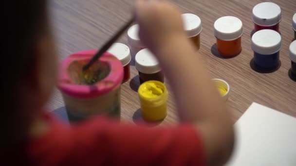 Junge Kleines Kind Zeichnet Taucht Den Pinsel Gelbe Farbe Gouache — Stockvideo