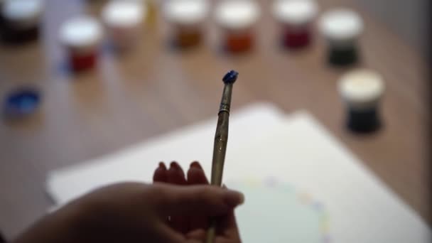 Mano Femenina Sosteniendo Pincel Final Del Cual Pintura Azul Primer — Vídeo de stock