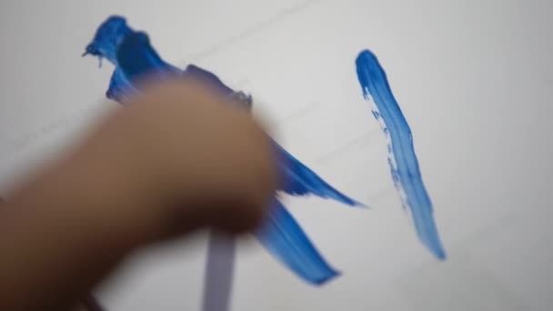 Маленька Дитина Малює Фарбами Гуашем Аркуші Паперу Синім Крупним Планом — стокове відео