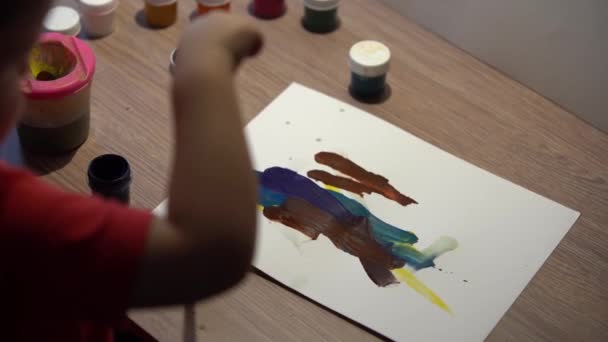 Seorang Anak Anak Kecil Menggambar Dengan Cat Gouache Pada Selembar — Stok Video