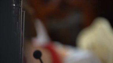 Saksafon, yakın çekim oynayan bir siyah ceketli adamı