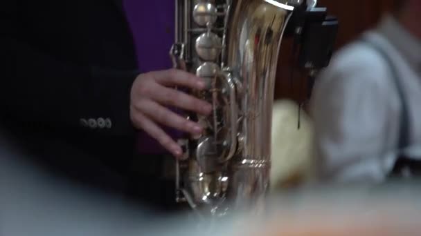 Мужчина Черной Куртке Фиолетовой Рубашке Играющий Саксофоне Средний План — стоковое видео