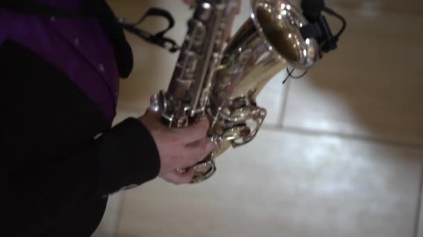 Homem Com Casaco Preto Camisa Roxa Tocando Saxofone Atirando Cima — Vídeo de Stock