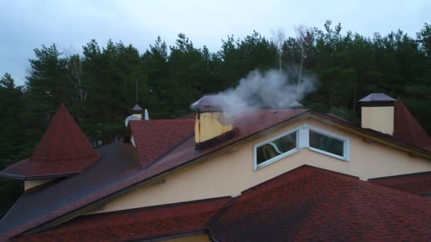 パイプ 家の屋根の上 それは煙 クローズ アップ 空中から出てくる 無人撮影 カメラは最初 近づいて パイプから移動 — ストック動画