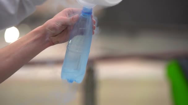 Bedrijf Plastic Fles Van Hand Van Blauwe Kleur Andere Hand — Stockvideo