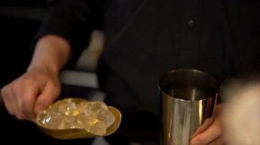 Erkek barmen siyah dökülen buz Kepçe buz bir ölçme fincan veya metal Kupası için giyinmiş