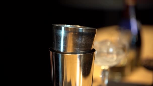 Man Barman Giet Een Metalen Glas Shaker Bruin Liquid Koffie — Stockvideo