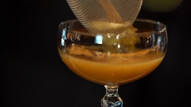 Een Glas Pour Cocktailglas Door Een Zeef Een Drankje Van — Stockvideo