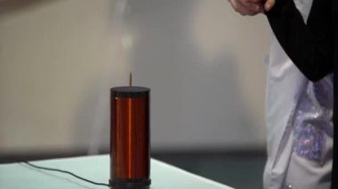 Yakın çekim: bir aygıt / cihaz bir uzaklıktan elektrik akımı iletmek için elini tutmaya çalışan bir adamın ve bir çocuğun el