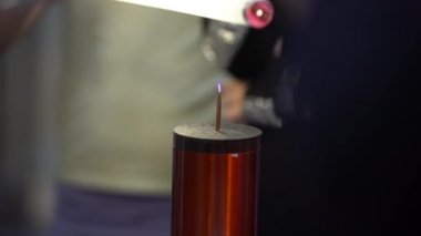 Cihazın yakın çekim / aygıt bir mesafe üzerinden onu floresan lamba, Tesla Haritayı holding, elektrik akımı iletimi için a