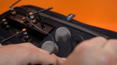 Bir adamın elini ekipmanlı, özel bir kutu bir mikrofon ortaya çıkarır yakın çekim