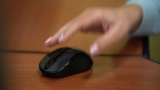 Donna Mette Mano Sul Mouse Nero Del Computer Poi Rimuove — Video Stock