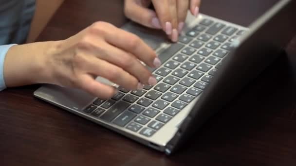 Kadın Memur Sekreter Baskı Klavye Tuşları Yazarak Yakın Çekim — Stok video