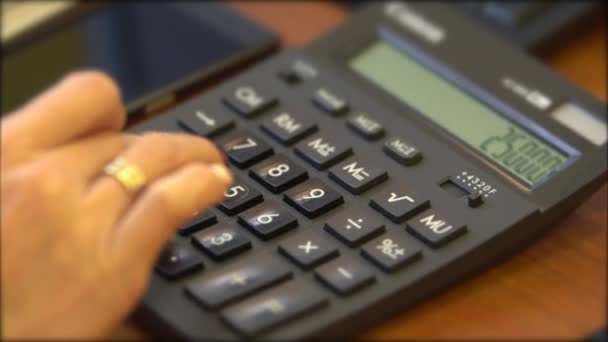 Mano Femenina Está Ganando Número Haciendo Cálculos Calculadora Primer Plano — Vídeo de stock