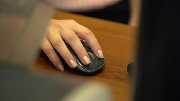 古典的なマニキュアで女性の手にあるコンピューターのマウス 指がマウスの左ボタンを押して マウス クローズ アップを手 — ストック動画