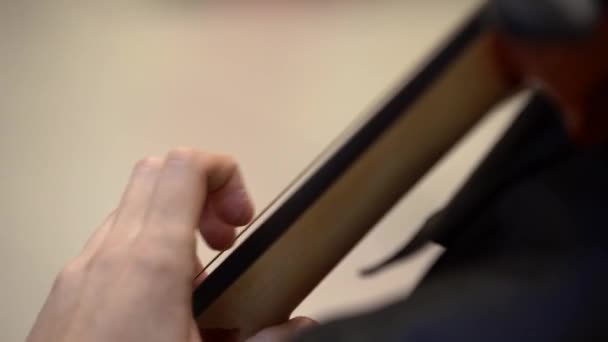 Bir Adamın Elini Parmaklarıyla Çello Kontrbas Yaylı Müzik Aleti Yakın — Stok video