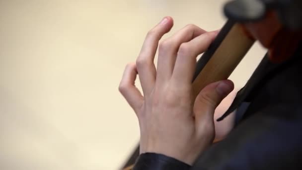 Bir Adamın Elini Parmaklarıyla Çello Çift Bas Yaylı Enstrüman Yakın — Stok video