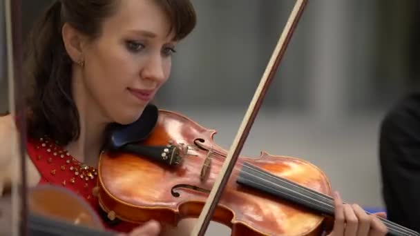 莫斯科 俄罗斯 2018 一个穿红色衣服的女人热情地拉小提琴 特写镜头 — 图库视频影像
