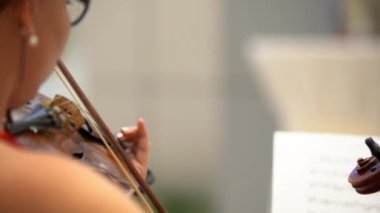 Keman, yakın çekim, arkadan çekim çalmaya gözlüklü kadın