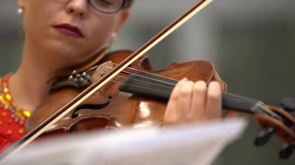 Moskau Russland 2018 Frau Mit Brille Spielt Geige Nahaufnahme Schuss — Stockvideo