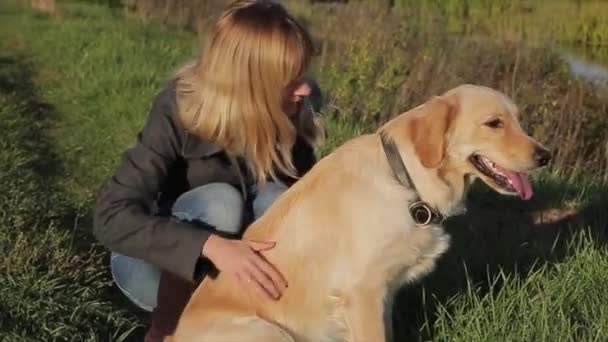 Giovane Donna Bionda Accovacciata Una Radura Accanto Suo Cane Golden — Video Stock