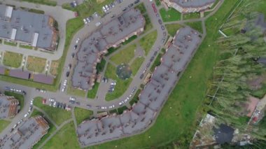 Düşük katlı binalar, yollar üzerinde arabalar gitmek, bir yerleşim bölgesinde çekim hava fotoğrafçılığı, kamera bir yaz gününde uzak nesneyi taşır