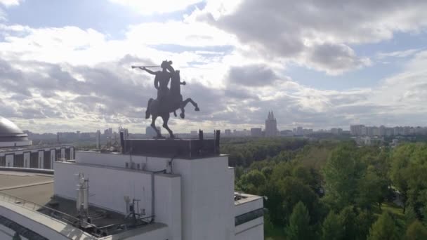 Aufnahme Eines Gebäudes Auf Dessen Dach Eine Skulptur Reiter Auf — Stockvideo