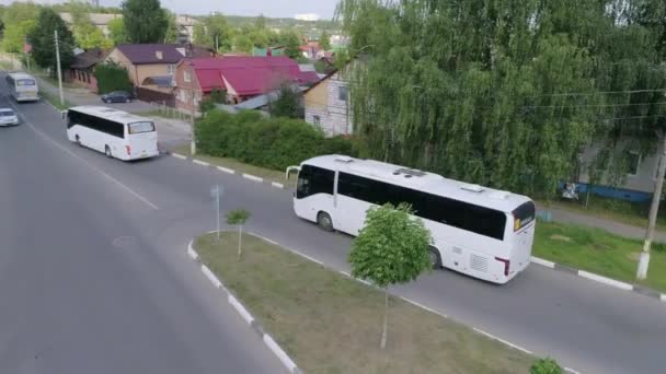 Tři Bílé Autobusem Dálnici Malém Městě Střelbu Dron Kvadrokoptéra — Stock video