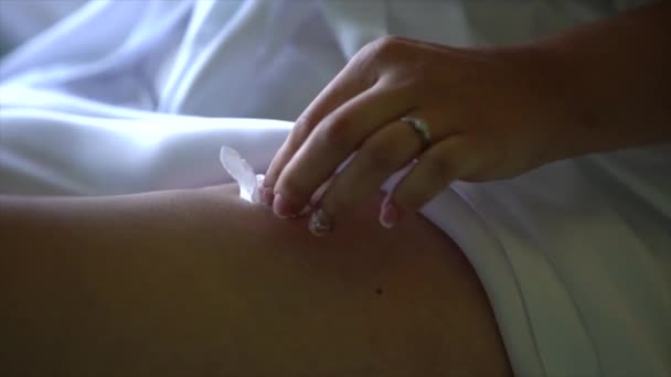 Žena Bílých Šatech Aplikuje Místo Injekce Alkohol Sterilní Hadřík Stiskne — Stock video