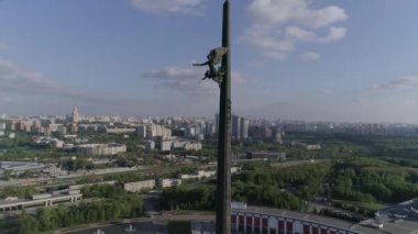 Hava fotoğrafçılığı: Rusya/Moskova, büyük şehir, uzun binalar, Park, ön planda Memorial Stella