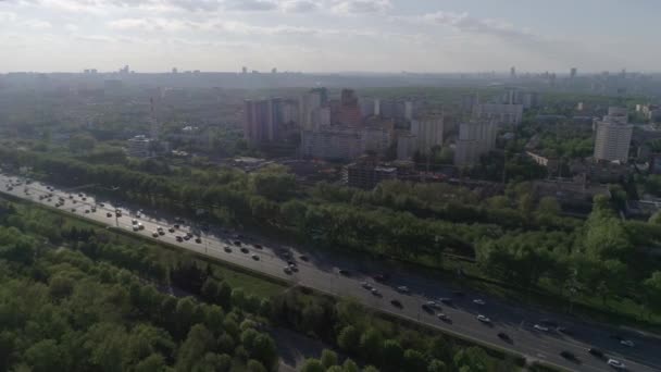 Luftaufnahmen Stadtgebiet Hochhäuser Bautätigkeit Straße Auf Der Vorbeifahrende Autos Aufnahme — Stockvideo