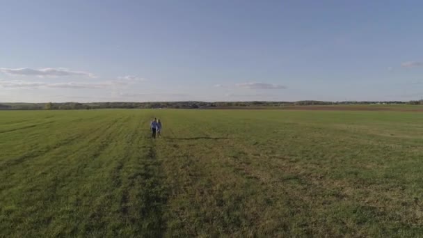 Egy Férfi Egy Kék Inget Farmer Tartja Kezét Egy Lány — Stock videók