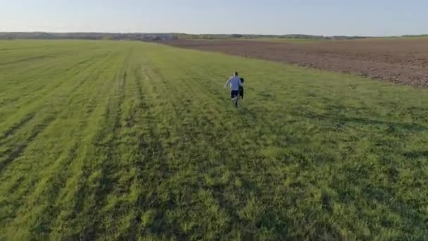 Mężczyzna Facet Ubrany Dżinsy Koszula Płaszczem Ręku Biegnie Przez Otwarte — Wideo stockowe