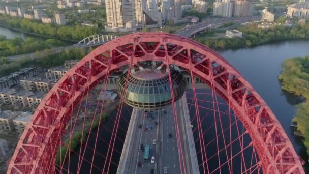 Luftaufnahmen Filmaufnahmen Mit Einer Drohne Schrägseilbrücke Mit Einem Roten Metallbogen — Stockvideo