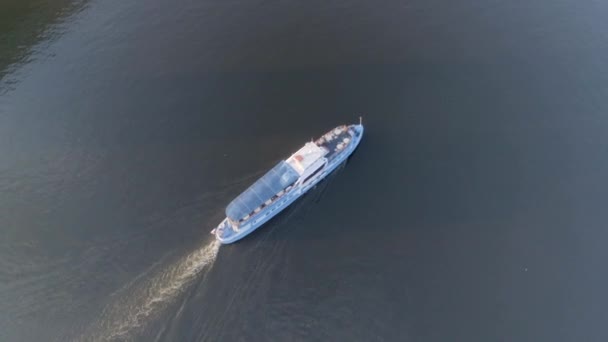 白天在河上航行的蓝色船 航空摄影 — 图库视频影像