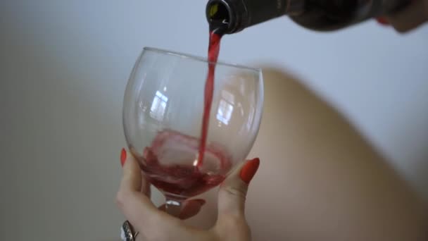 Main Femme Avec Une Manucure Rouge Tenant Verre Vide Autre — Video