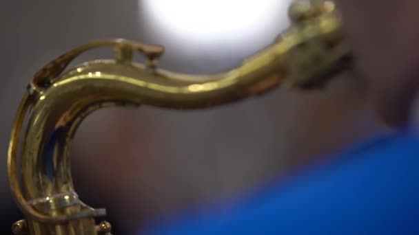 Hombre Con Traje Azul Brillante Tocando Saxofón Juego Virtuoso Disparando — Vídeo de stock