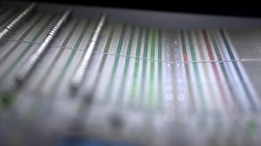 Kayıt stüdyosunda büyük karıştırma konsolu, kaldırılmış düğmeler ve kollar, pürüzsüz odak değişimi