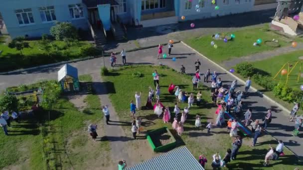 Moskova Rusya 2018 Zarif Kostümler Giyen Çocuklar Aileleri Gökyüzüne Balon — Stok video