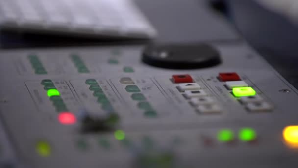 レコーディングスタジオの大きなミキシングコンソール クローズアップショットボタン 停止ボタンライトグリーン — ストック動画