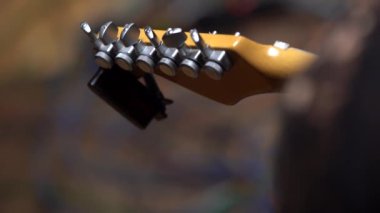 Müzisyen elektronik bir tuner ile gitar tunes, yakın çekim arka gitar boynunu kaldırıldı