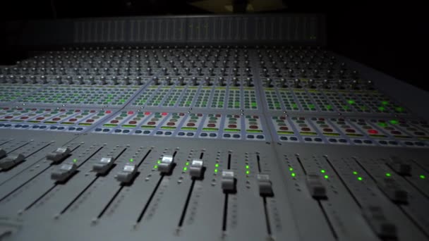 Grande Console Mixage Multicanal Dans Studio Enregistrement Caméra Déplace Sur — Video