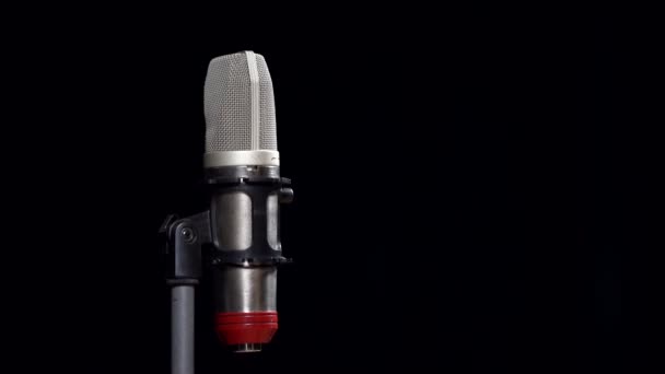 Gray Microphone Black Background Shooting Side Average Plan Recording Studio — Stock Video